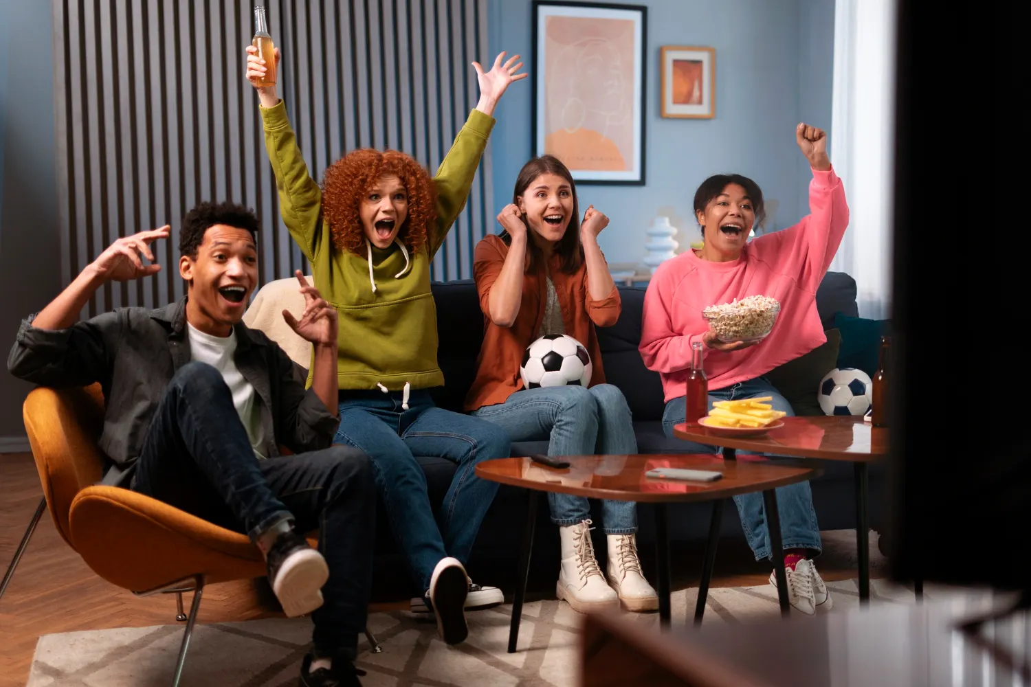 Groupe d'amis testant un abonnement IPTV devant un match en direct